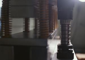 粉砕機の製造会社三庄インダストリー株式会社